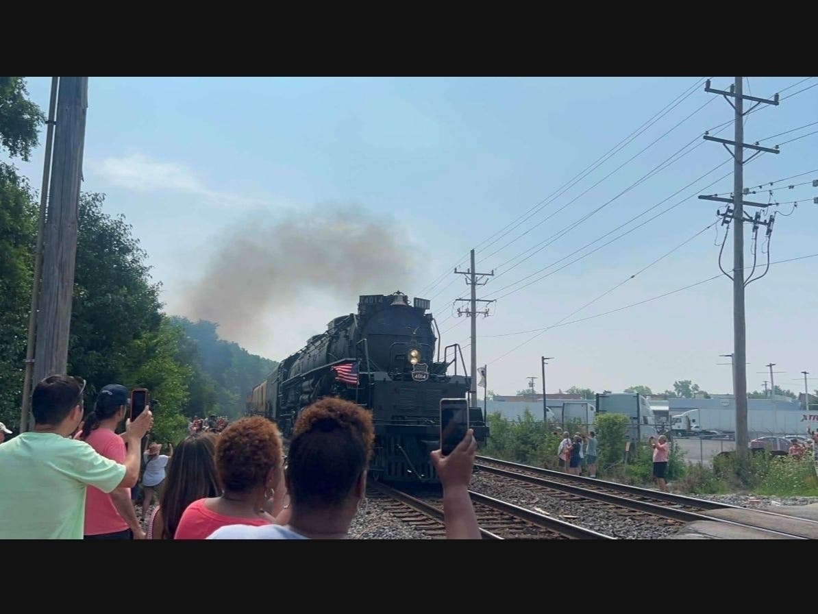 Hundreds Greet Big Boy 4014 In Smoke And Heat At Central Avenue Rail Crossing