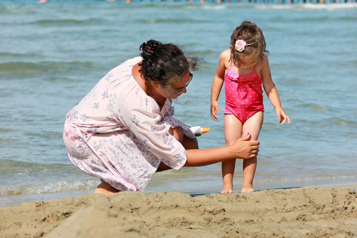 https://patch.com/img/cdn20/users/454082/20180801/103359/styles/raw/public/processed_images/mother_daughter_on_the_beach_copy-1533134014-4511.jpg