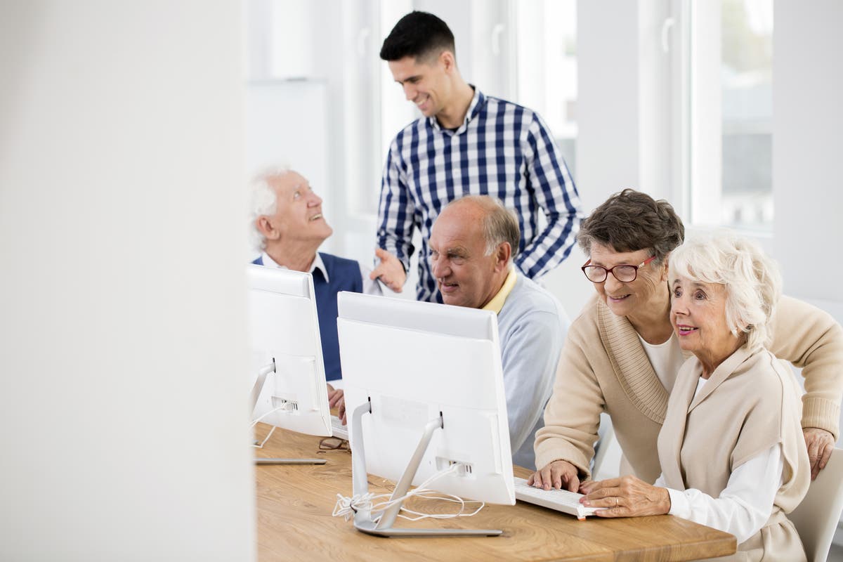 https://patch.com/img/cdn20/users/454082/20180830/043729/styles/raw/public/processed_images/seniors_in_computer_class_with_tutor-1535661360-5778.jpg