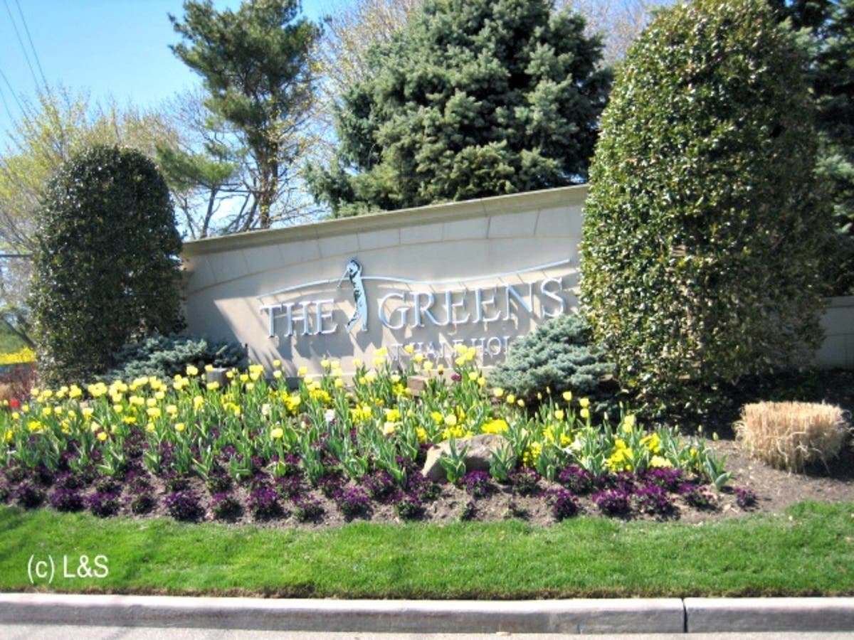 The Greens 55+ In Melville Long Island