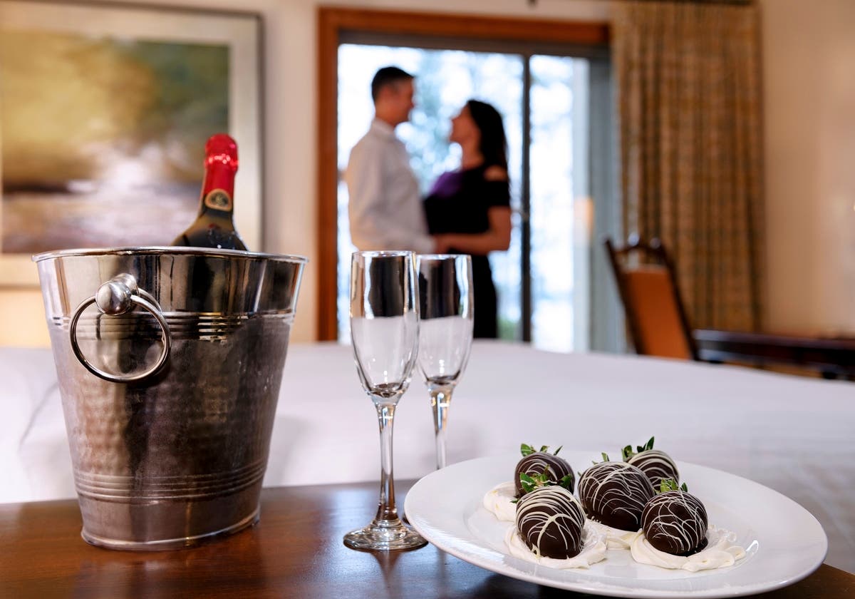https://patch.com/img/cdn20/users/541713/20180119/021247/styles/raw/public/processed_images/chilled_champagne_and_chocolate-covered_strawberries_serve_as_the_perfect_start_to_a_valentine-themed_stay_at_lanier_islands_-_2018-1516389083-795.jpg