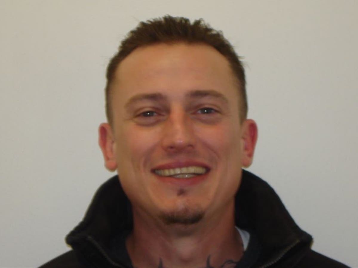 Daren Keith Gragg is wanted by the U.S. Marshals Service. 