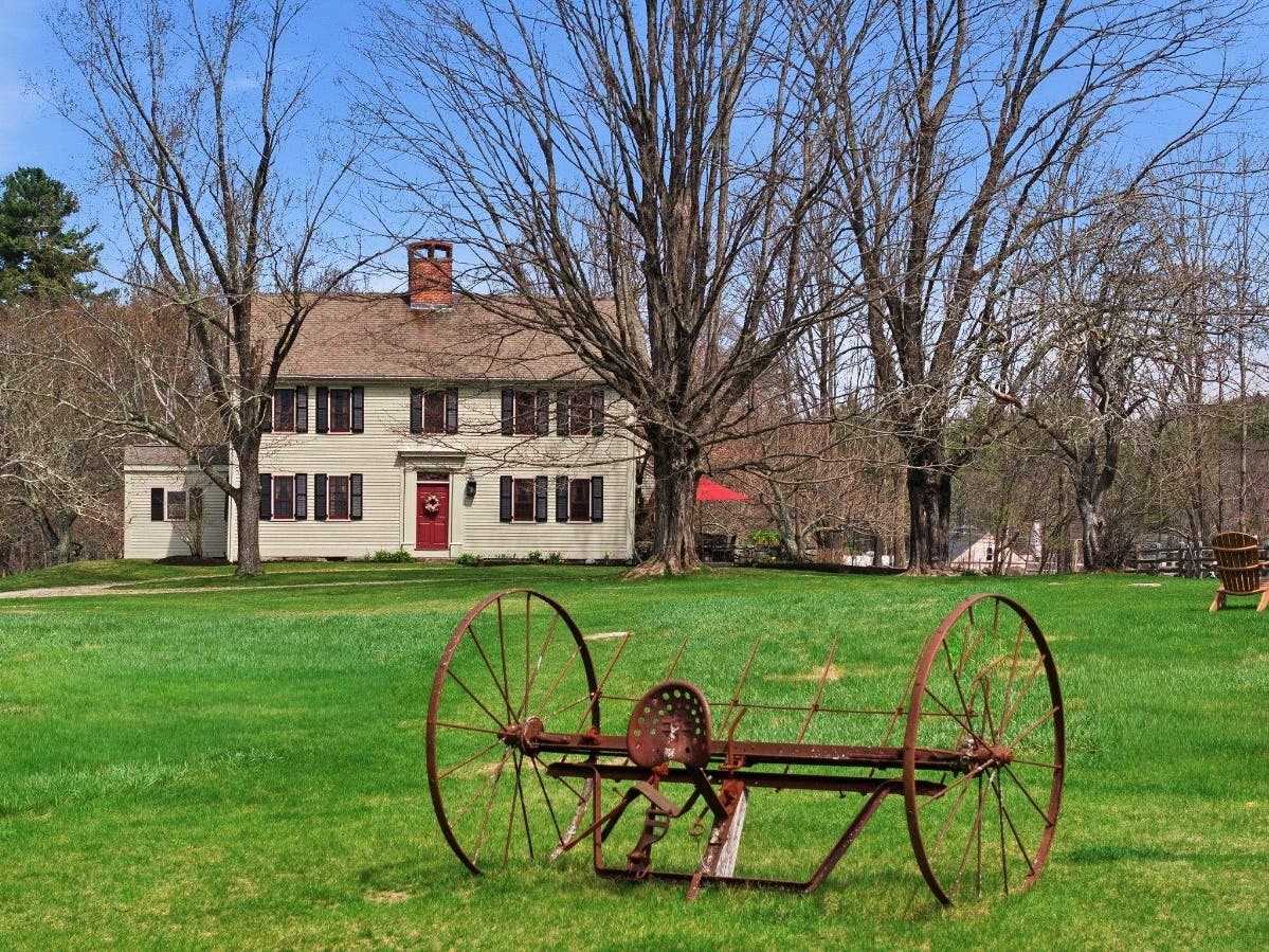5 Old Manchester Road in Amherst, New Hampshire.