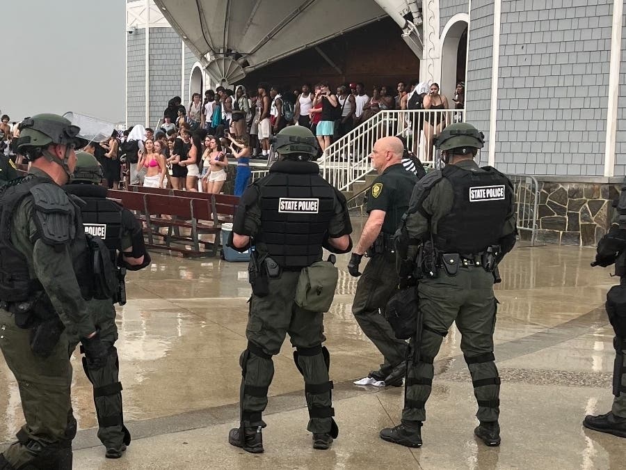 Large crowds gathered around 4 p.m. on May 19 along Ocean Boulevard as a rainstorm moved through the area and temperatures were near 90 degrees.