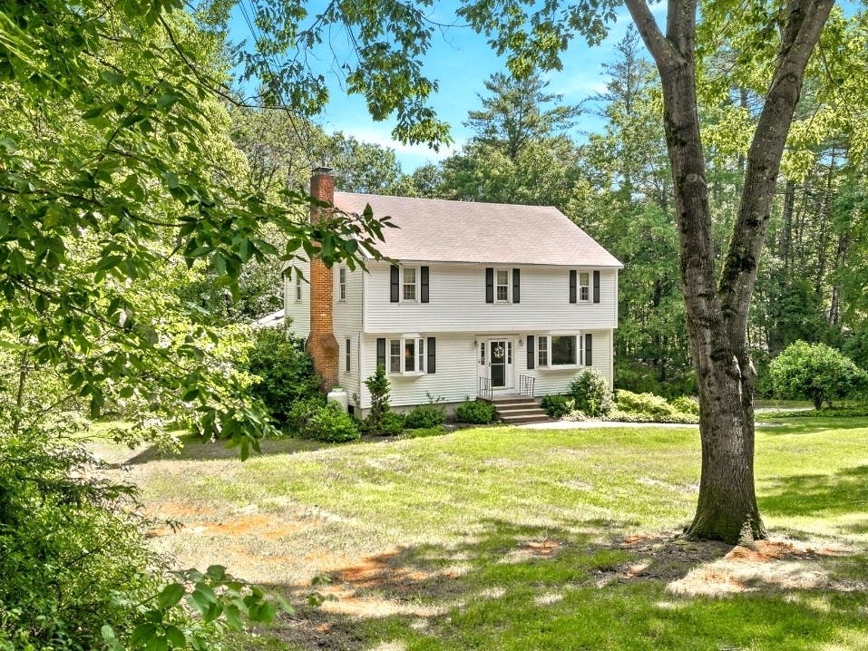 16 Williamsburg Drive in Amherst