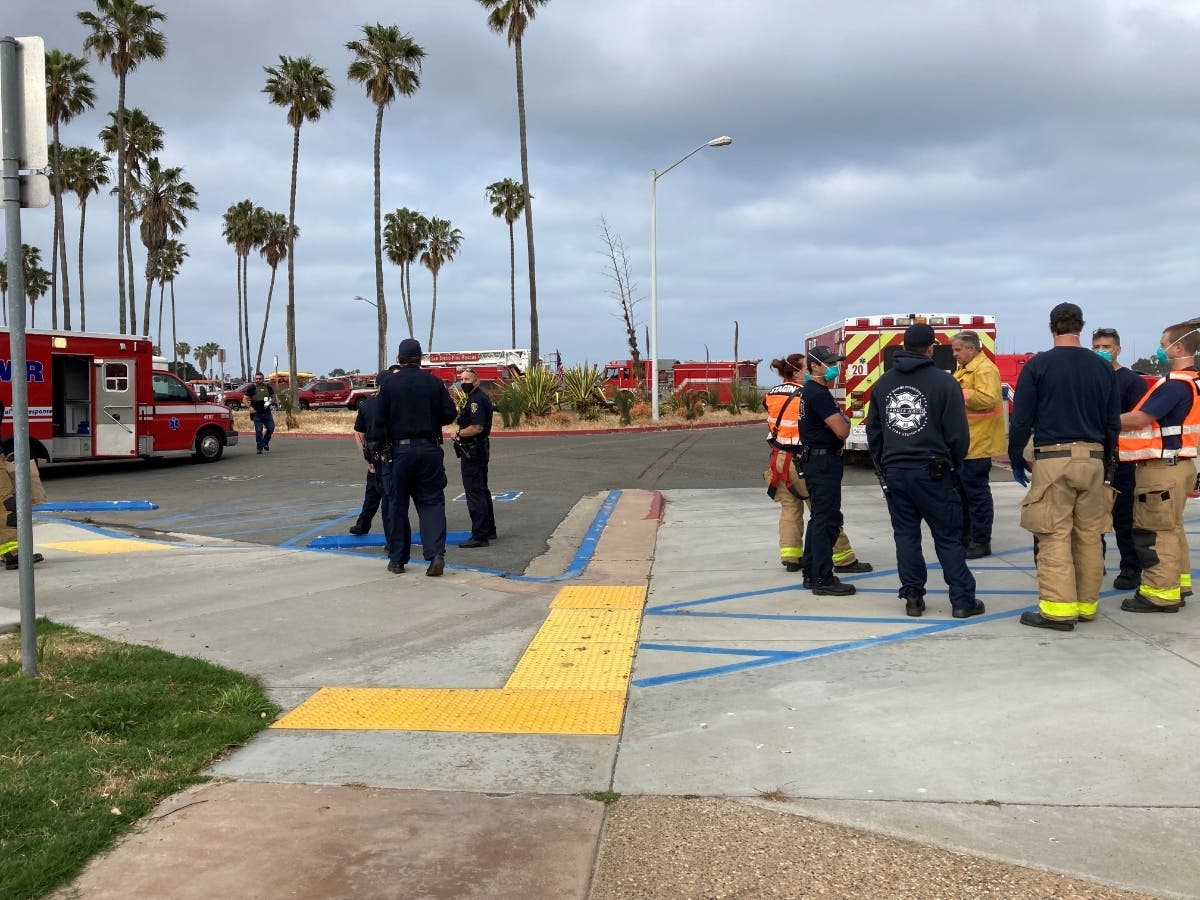 One person died and 15 people were in custody after a suspected smuggling boat dropped its passengers off the coast of La Jolla, authorities said.
