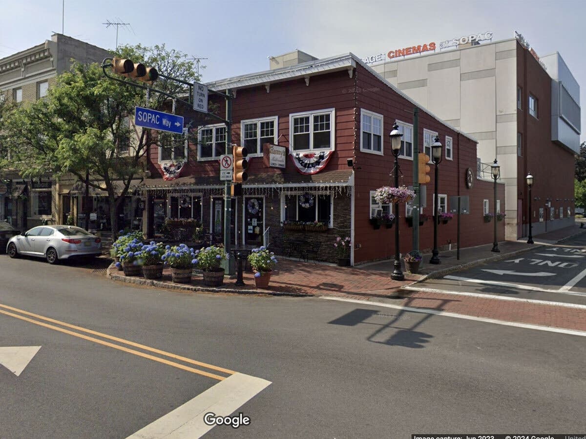 Barstool's Dave Portnoy Reviews Pizza At Bunny's In South Orange