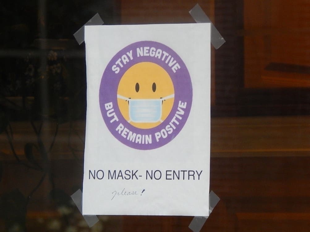 A restaurant in Bel Air informs patrons they must wear a mask to come inside.
