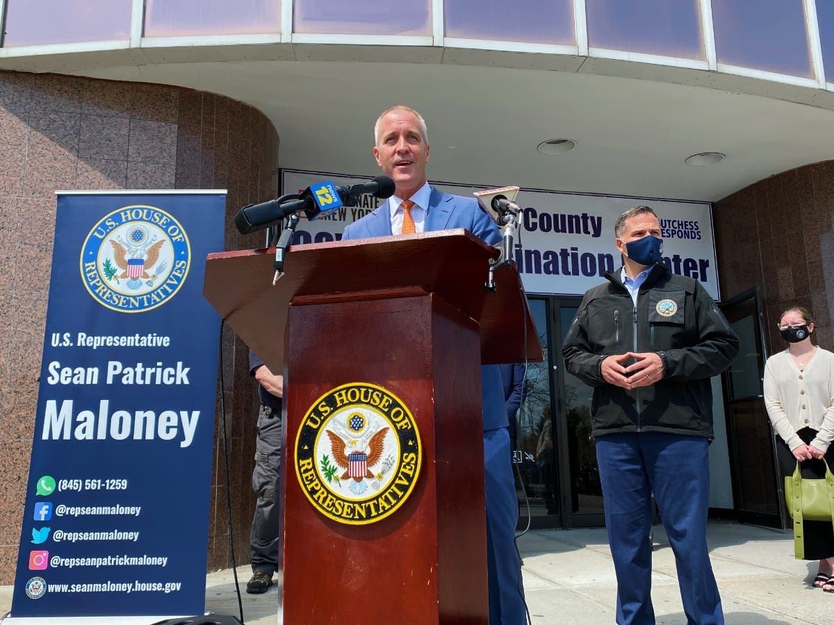 State and local officials are looking for ways to entice younger people to get vaccinated. Rep. Sean Patrick Maloney, left, and Dutchess County Executive Marc Molinaro toured a county-run vaccination site recently in Poughkeepsie.