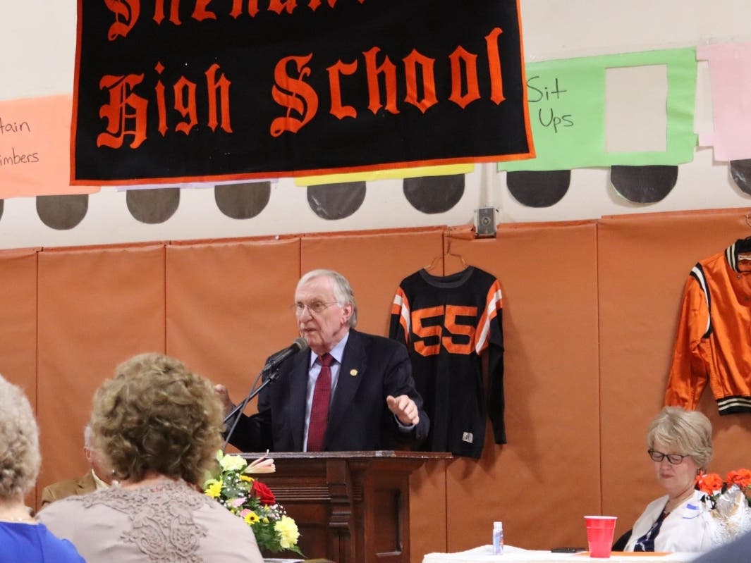 Delegate Ken Plum spoke to the Shenandoah High School Alumni Association last Saturday evening. He graduated from Shenandoah High School in 1960.