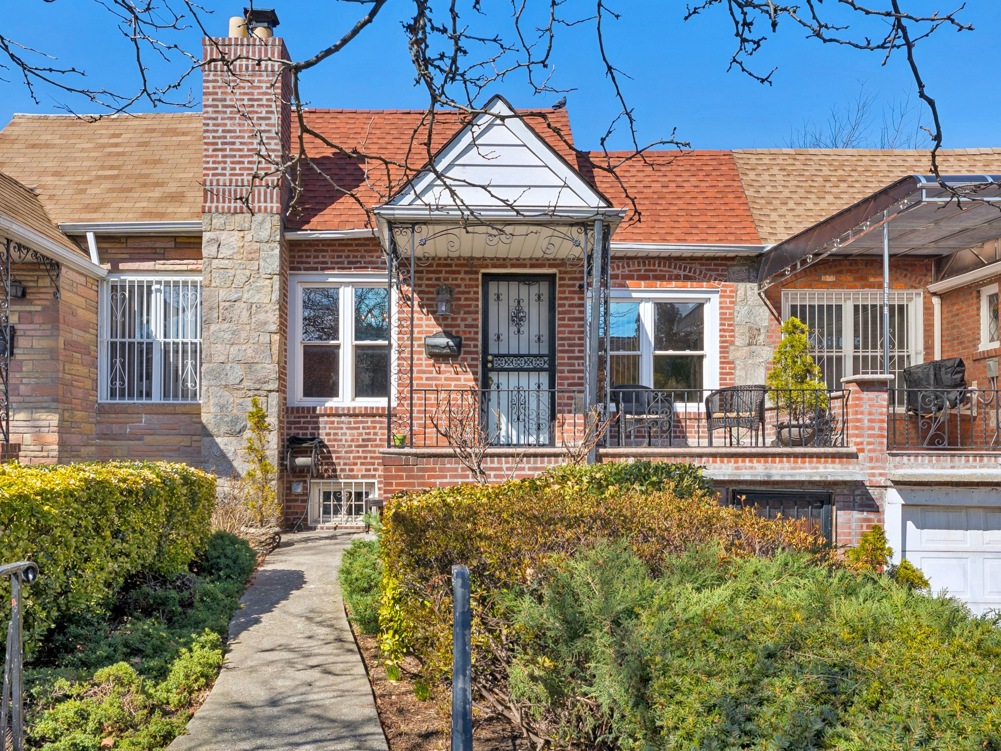 Brown Harris Stevens, OPEN HOUSE- Sunday 11 A.M. to 1 PM Serene Townhouse