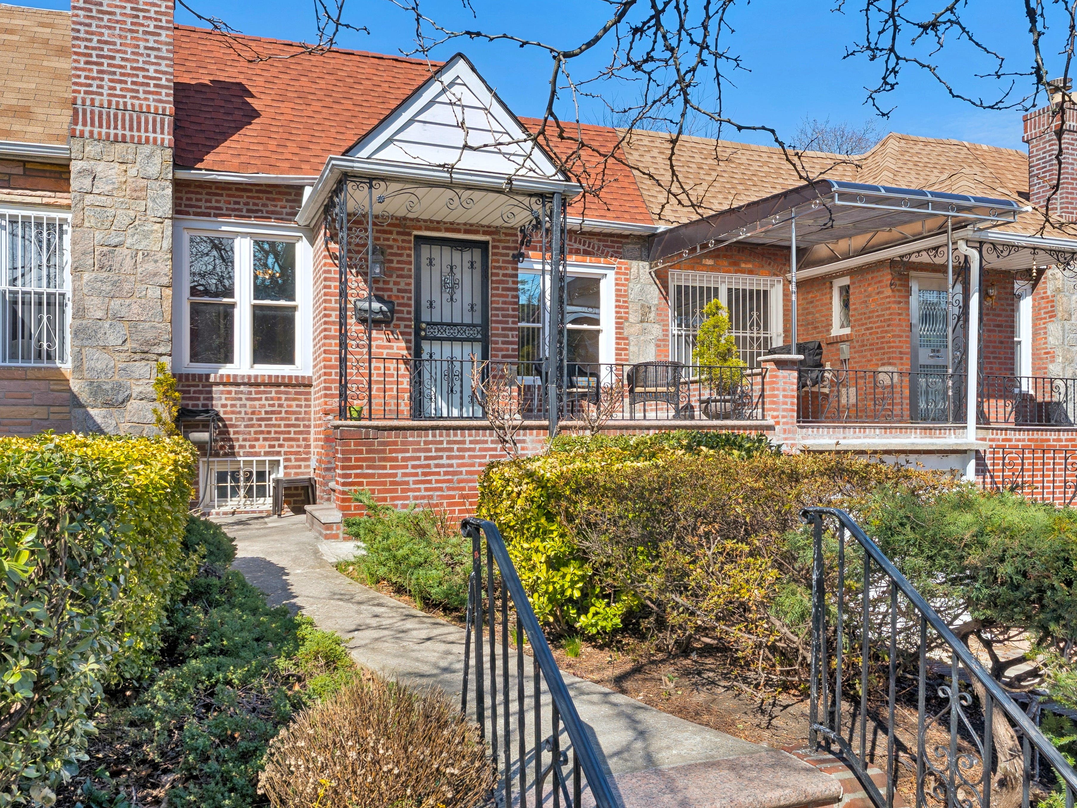 BROWN HARRIS STEVENS-OPEN HOUSE- Sunday 12-1:30-Serene Townhouse