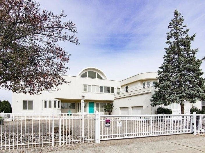 Joe Pesci's eight-bedroom mansion in NJ is up for sale.