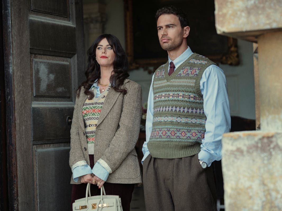(L-R) Kaya Scodelario and Theo James in "The Gentlemen" Season 2.