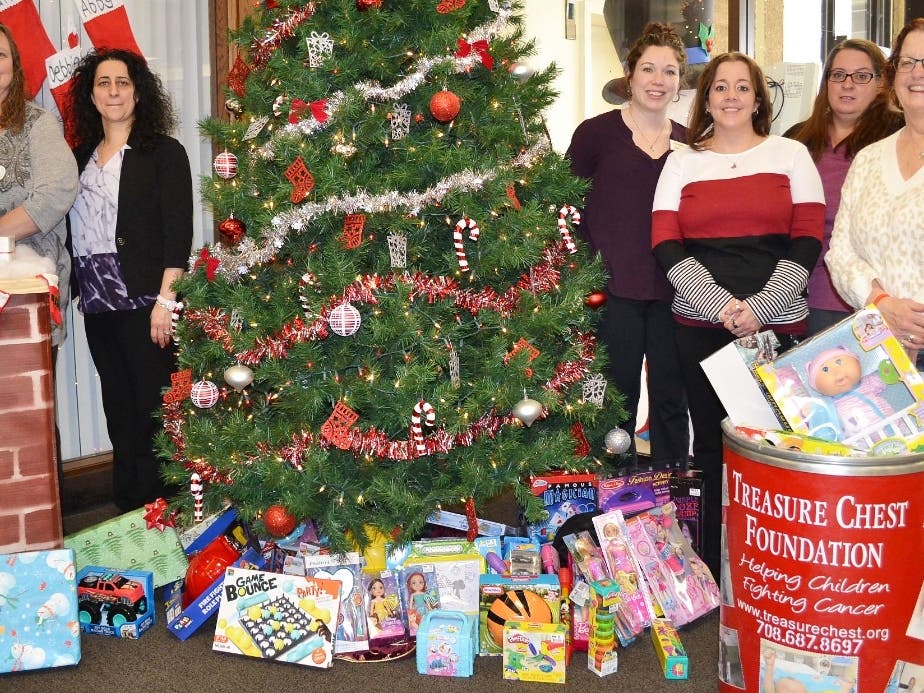 Tinley Park First Midwest Licensed Banker Deb Tiller, Teller Supervisor Abby Sarena, Customer Banking Representative Kelly Delany, Teller Christine Cline, Branch Manager Cathy Schneider and Teller Susan Mangrum at the Tinley Park branch.