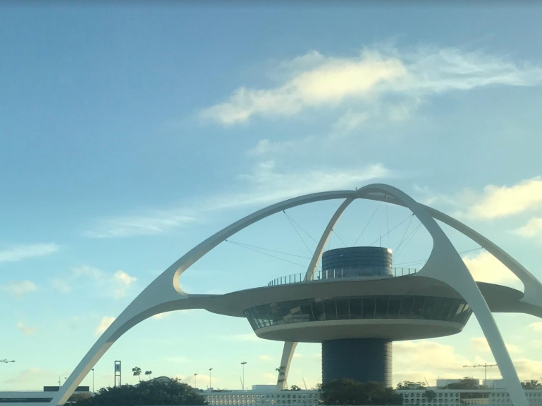  A 10-year-old girl suffered a medical emergency and died Thursday on a Delta flight bound for Seattle after it took off from Los Angeles International Airport.