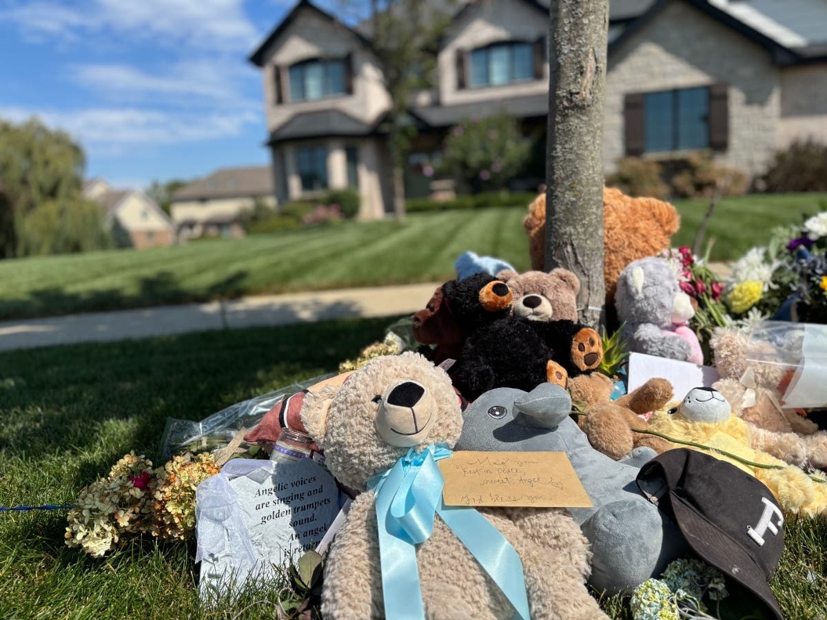 Teddy bears — a nod to the nickname of Corie Walsh's slain 2-year-old son — and notes are among things left outside the Walsh family home after the toddler's death.