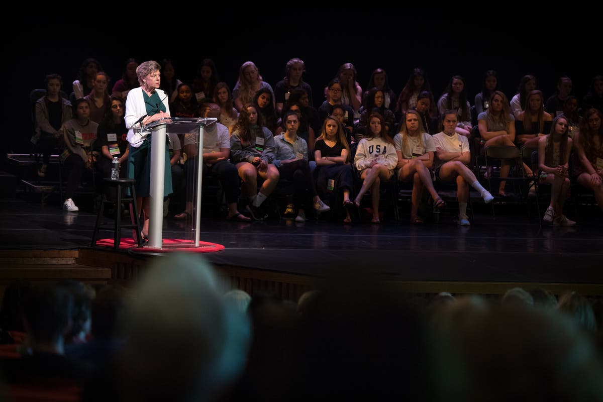 https://patch.com/img/cdn20/users/80057/20170511/042641/styles/raw/public/article_images/0187_journalist_cokie_roberts_gave_the_opening_keynote_at_the_50th_anniversary_of_madeiras_co-curriculum_program-1494534155-7177.jpg