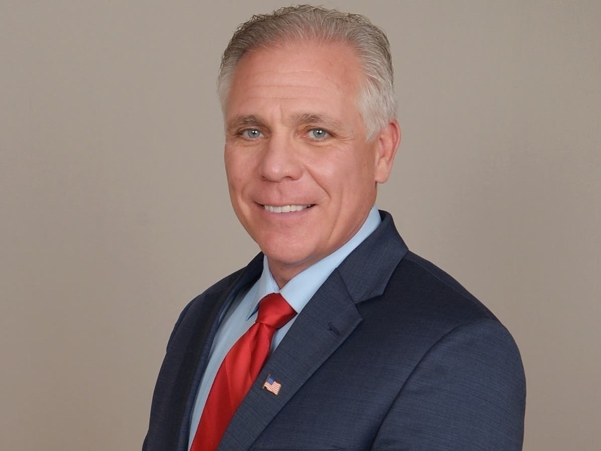 Orland Park Mayor and 6th Congressional District Republican candidate Keith Pekau is drawing heat for his acceptance of an award from a controversial group, according to a report. 
