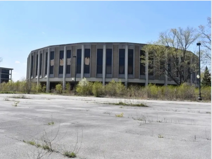 The mental health center has been abandoned for over a decade and is currently owned by the state of Illinois. 