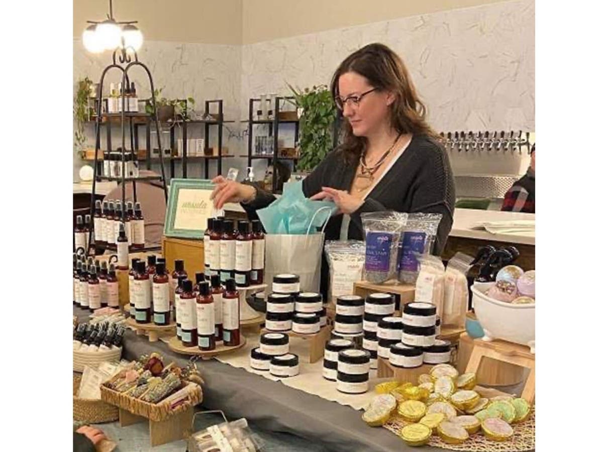 Ursula Naturals is a returning artist who creates natural, vegan bath & body products. 