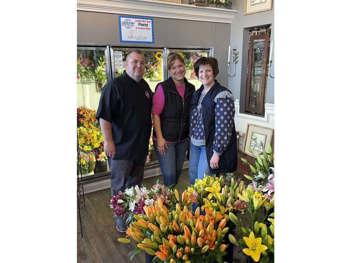 Game Day USA is partnering with New Lenox flower shop Bella Fiori to provide 1,000 moms at New Lenox Wintrust Crossroads Sports Complex with carnations this Mother's Day. 