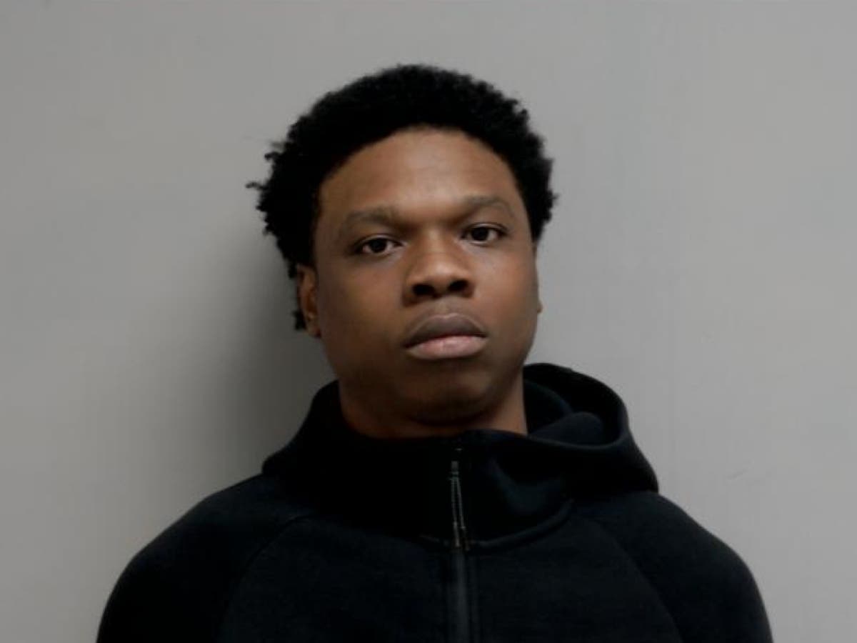 Dreyone Dyer, 21, of Chicago, has been arrested in connection with an armed robbery at a New Lenox Verizon store Saturday, police said Monday.