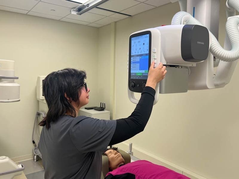 The equipment is used to train students in performing diagnostic X-ray examinations, helping them learn proper patient positioning, technique selection, radiation safety protocols and image acquisition skills.