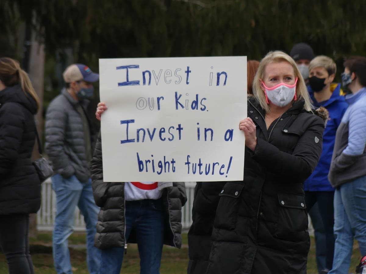Fairfield parents gathered Sunday on Town Hall Green to support maintaining the school board's proposed budget.