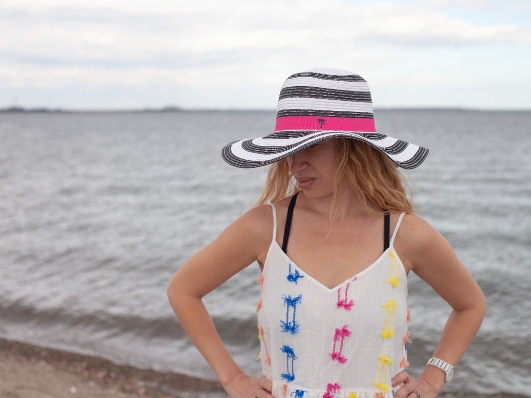 Allyson Mandelbaum models a Shady Beach hat.