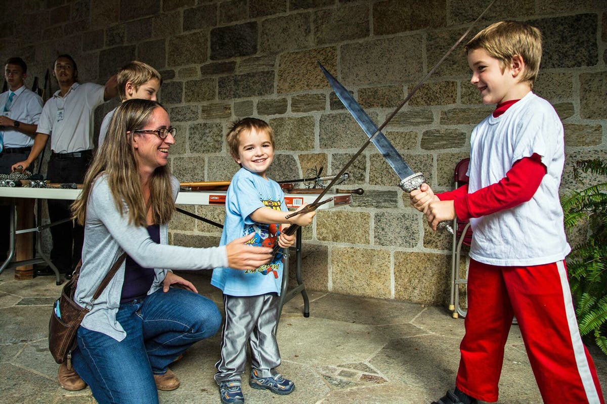 https://patch.com/img/cdn20/users/99513/20171019/113506/styles/raw/public/processed_images/glencairn_museum_medieval_festival_boys_with_medieval_weaponry-1508426825-7475.jpg
